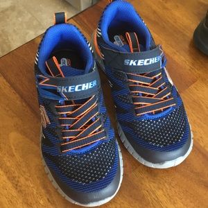 Tennis shoes